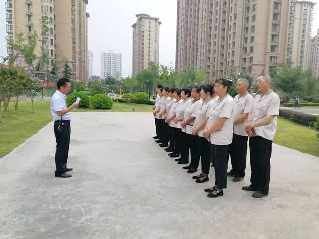 品質(zhì)提升丨金正物業(yè)開(kāi)展保潔技能、禮儀專題培訓(xùn)