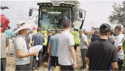 河北正定上演農(nóng)機“演武”，中聯(lián)重科玉米收獲機成田間焦點